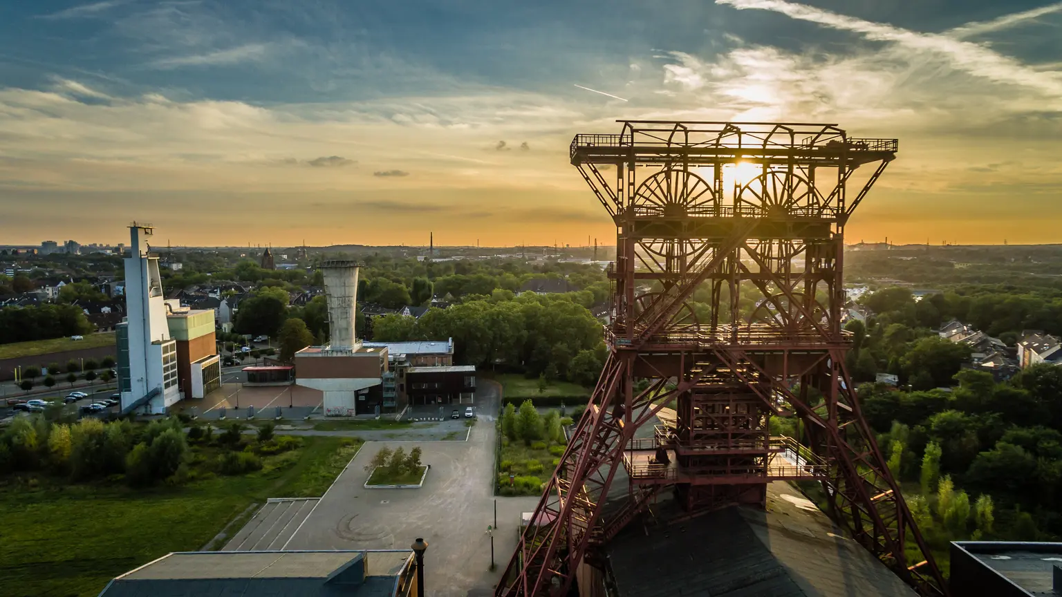 Förderturm einer Zeche im Ruhrgebiet bei Sonnenuntergang
