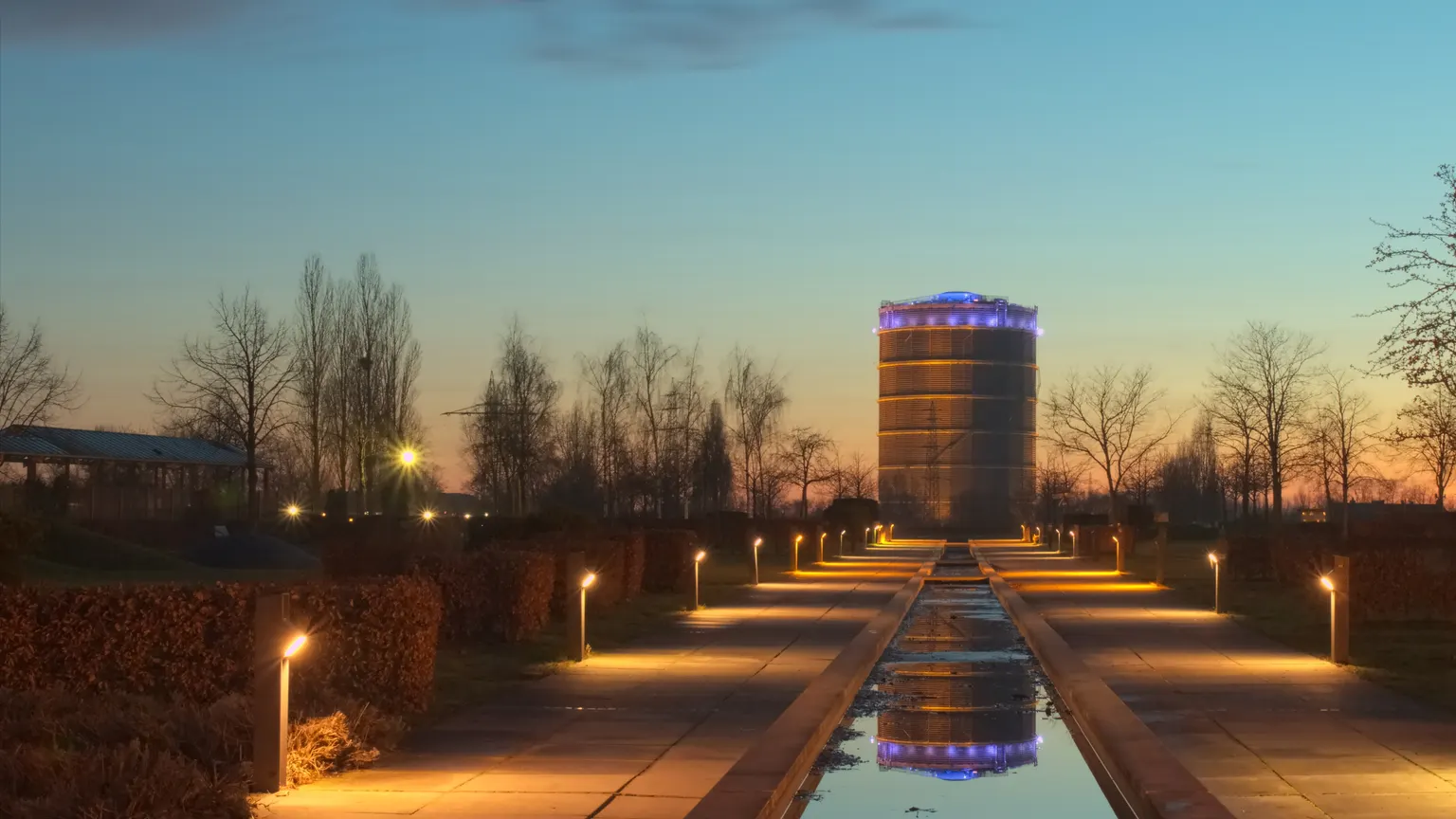 Gasometer Oberhausen in der Abenddämmerung