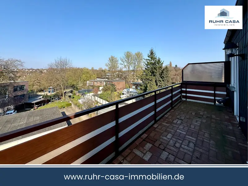 Attraktive Dachgeschosswohnung mit großem Balkon, Garage & Blick ins Grüne, Oberhausen